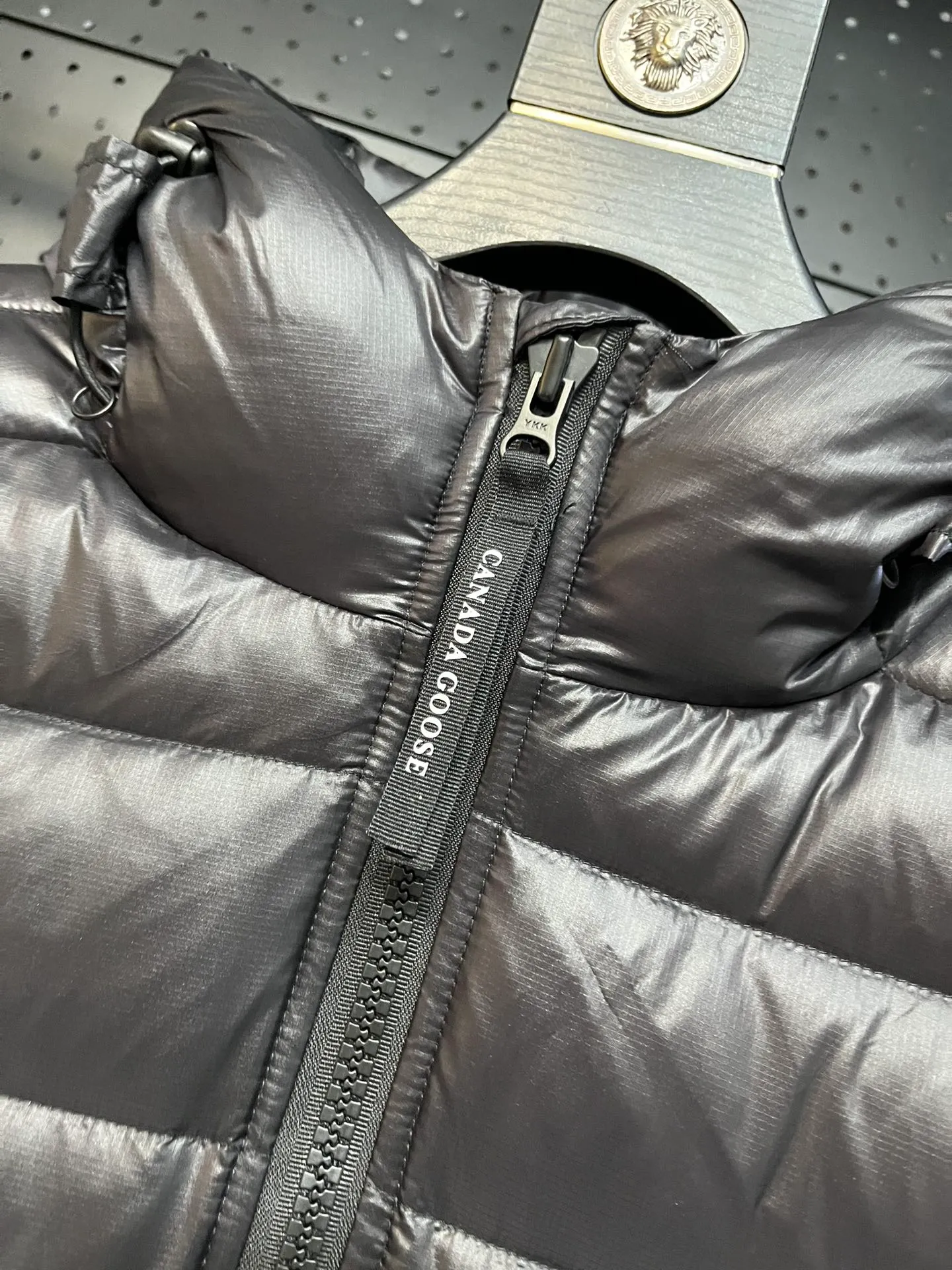 P940 Top 🔥purchase version 𝘾𝘼𝙉𝘼𝘿𝘼 𝙂𝙊𝙊𝙎𝙀/Canada Goose 2227 thin and light style. It’s super lightweight and doesn’t feel any weight on your upper body at all! Show more temperament‼  Canada Goose, a Canadian brand, has always been recognized as the warmest down jacket. Various Instagram celebrities, Internet celebrities, and celebrities often wear it for street photos. I make Canada Goose every year, but I still can’t get rid of my love for the goose. No matter how cold the winter is, there is no need to be afraid. Canada Goose is the legendary warmest down jacket and is known as a must-have for Arctic outdoor sports! The most popular down jacket in the world, celebrities are rushing to buy it, it is a must-have! Size: S-2XL Color: silver gray (red label) silver gray (black label), black (red label), black (black label), dark blue